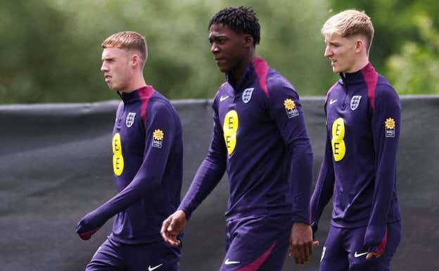 Cole Palmer, Kobbie Mainoo y Anthony Gordon, en un entrenamiento. REUTERS