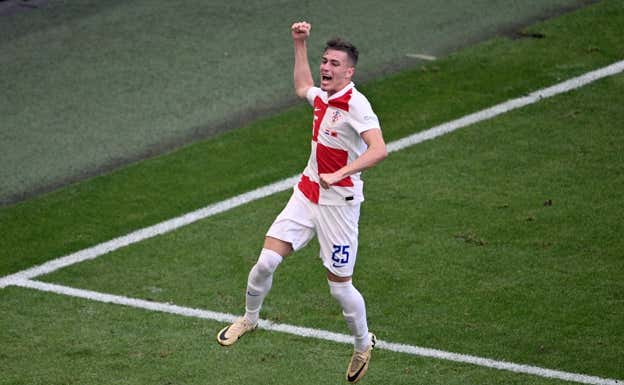 Luka Sucic celebra el gol en propia puerta de Albania.  Reuters