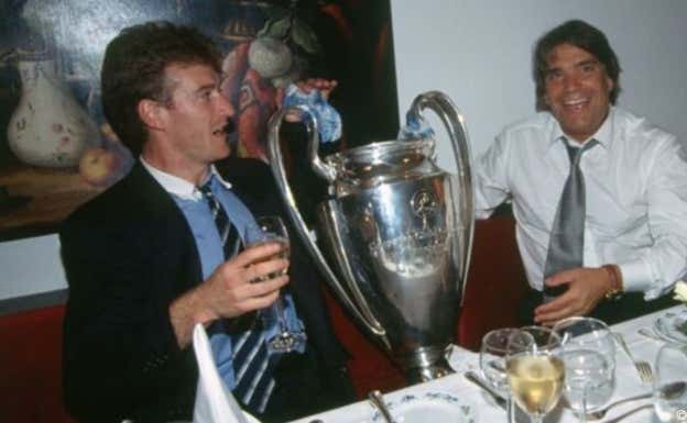 Deschamps y Bernard Tapie, con el título de la Champions.  GETTY
