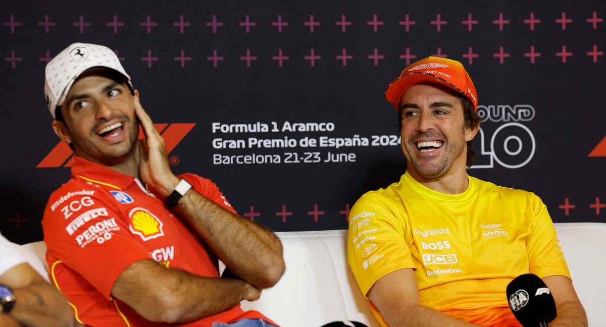 Carlos Sainz y Fernando Alonso, en la rueda de prensa previa a Barcelona./REUTERS