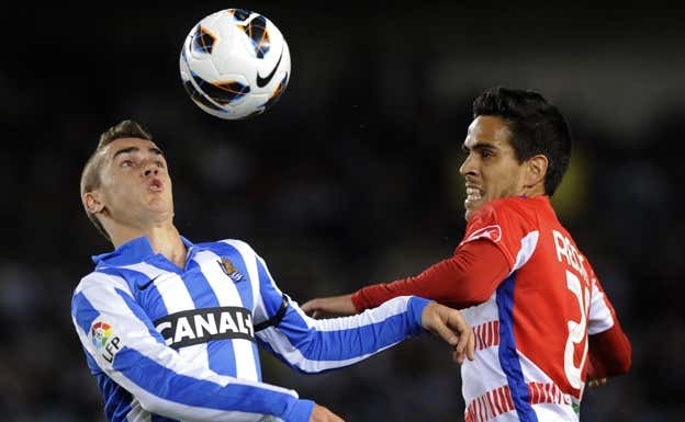 Griezmann y Recio, en su etapa en el Granada, pelean por un balón.  RAFA RIVAS