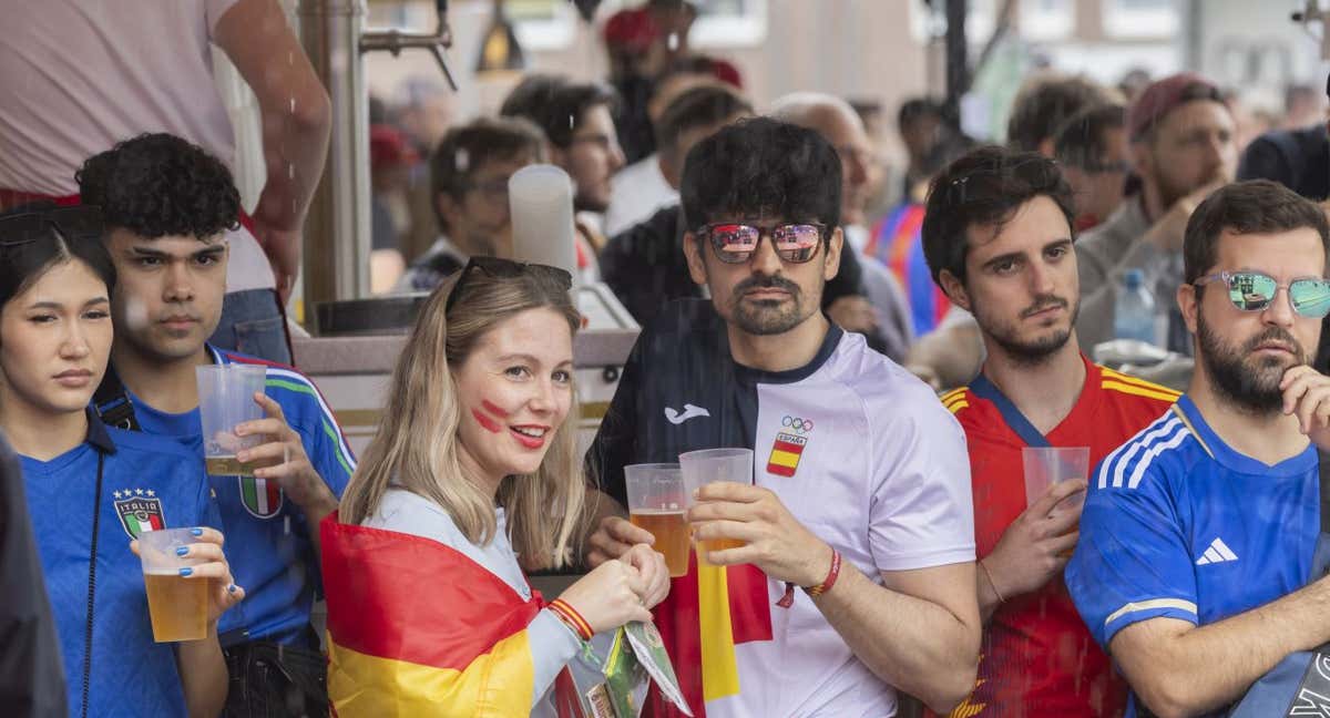 La afición española se mezcla con la italiana en la Fan Zone ubicada al norte de Gelserkirchen. /GETTY