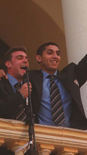 Basti, junto a Ruano, celebrando el ascenso del Málaga a Primera, en 1999.