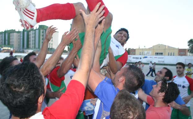 Bassti, manteado tras un El Palo 3 - Huétor Tájar 0, de la fase de ascenso a Tercera.  JUAN MARTÍN