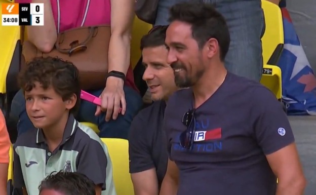 La cara de orgullo de Vicente cuando su hijo marcó.  DAZN.