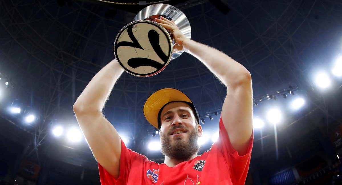 Sergio Rodríguez levanta el título de Euroliga.