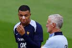 Mbappé, cerca de jugar.. pero la máscara parece de todo menos cómoda