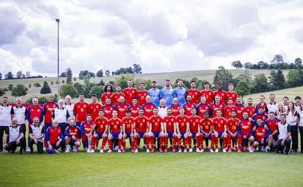 Foto oficial de la expedición de la Selección realizada en la concentración de Alemania.  RFEF