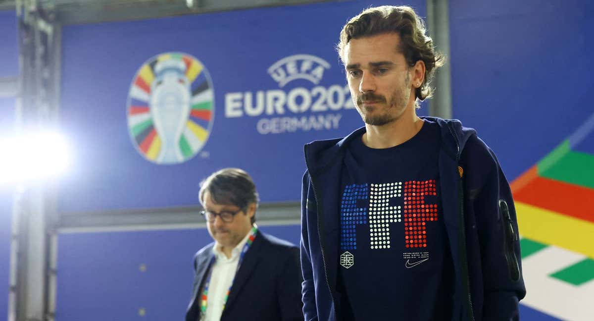 Griezmann llega a la sala de prensa.