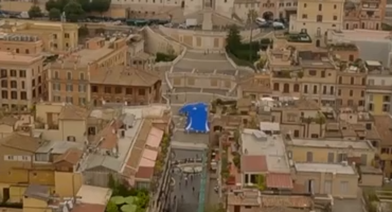 La Plaza de España de Roma se viste con una gran camiseta Azzurri.