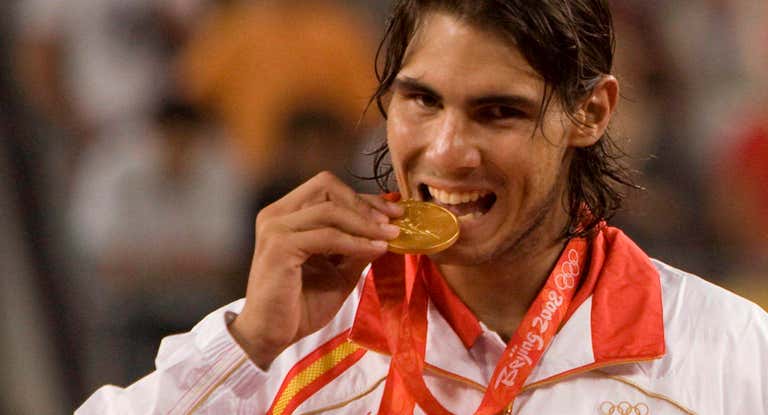 Rafa Nadal muerde la medalla de oro en Pekín 2008.
