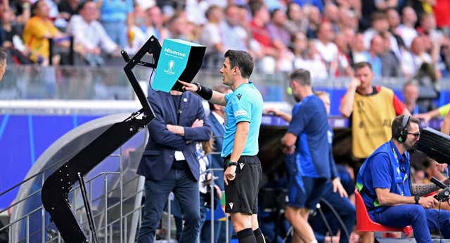 El VAR cambia por completo y hasta de nombre en el Mundial Sub-20: ahora se llama FVS y funciona como en tenis