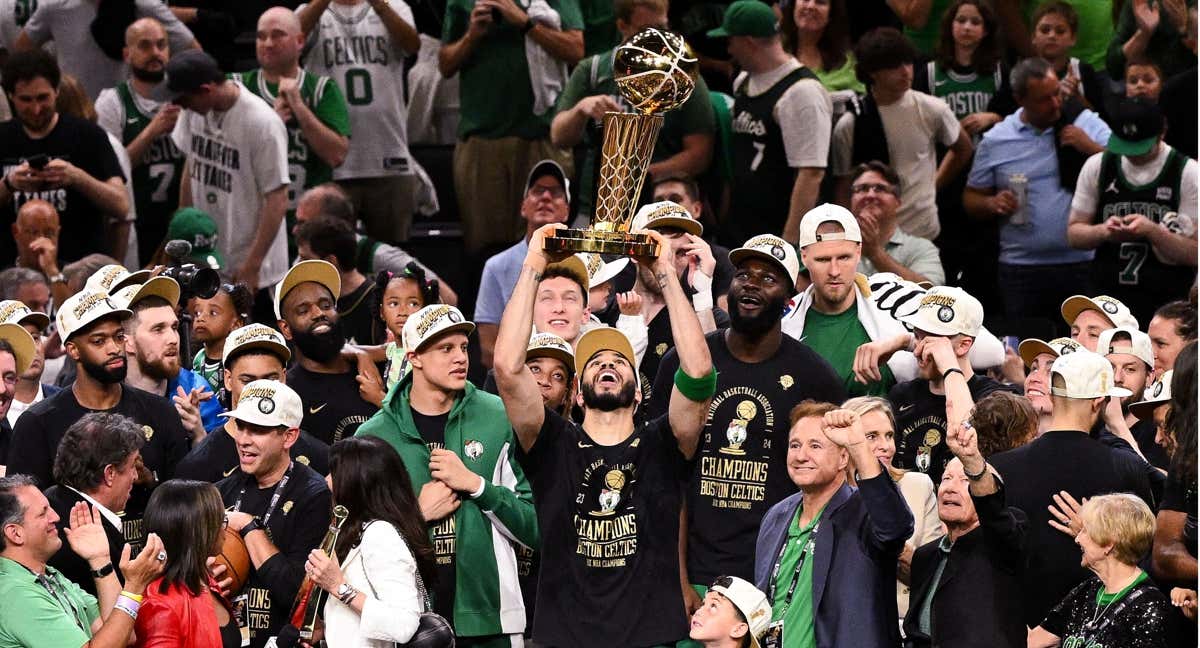 Jayson Tatum con el título de campeón de la NBA / Reuters
