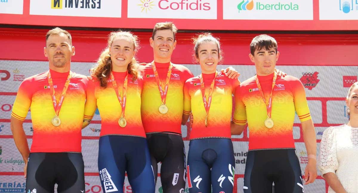 Los campeones de España de contrarreloj 2024. De izquierda a derecha: Eloy Teruel (Elite masculino); Paula Blasi (sub23 femenina); David de la Cruz (Elite-UCI masculino); Mireia Benito (Elite femenina); y Aitor Agirre (sub23 masculino).