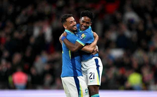 Danilo abraza a Endrick en un partido de Brasil. Getty Images