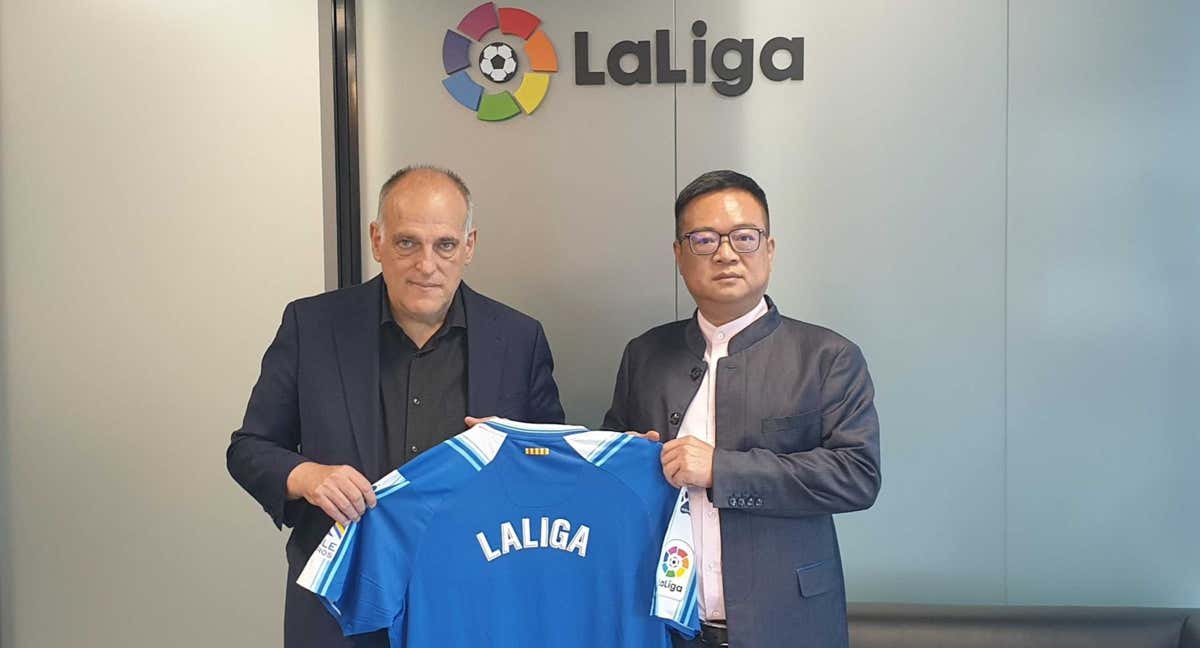 Chen, junto a Javier Tebas. /RCDE