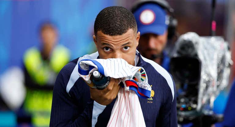 Mbappé besa una camiseta francesa en la Eurocopa.