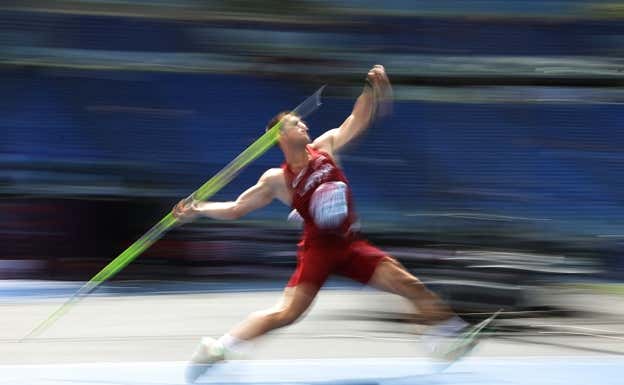 Antes del lanzamiento, el atleta realiza una carrera por el carril de aceleración.  REUTERS