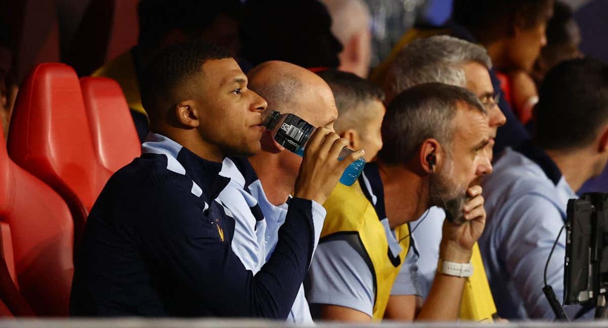 Kylian Mbappé siguiendo el partido desde el banquillo. /AFP