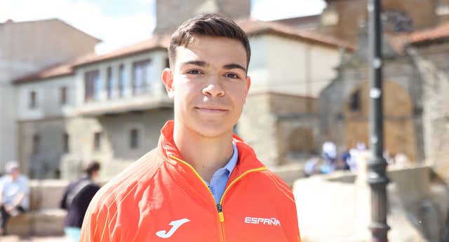 Se aburrió de ser portero porque no le tiraban, se lanzó al atletismo y quiere ser ingeniero