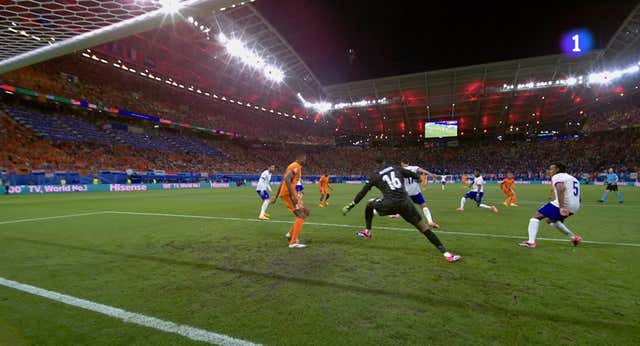 Una polémica decisión indigna a Países Bajos y acaba con una racha que engrandece el fútbol: ‘Si necesitas tanto tiempo…’