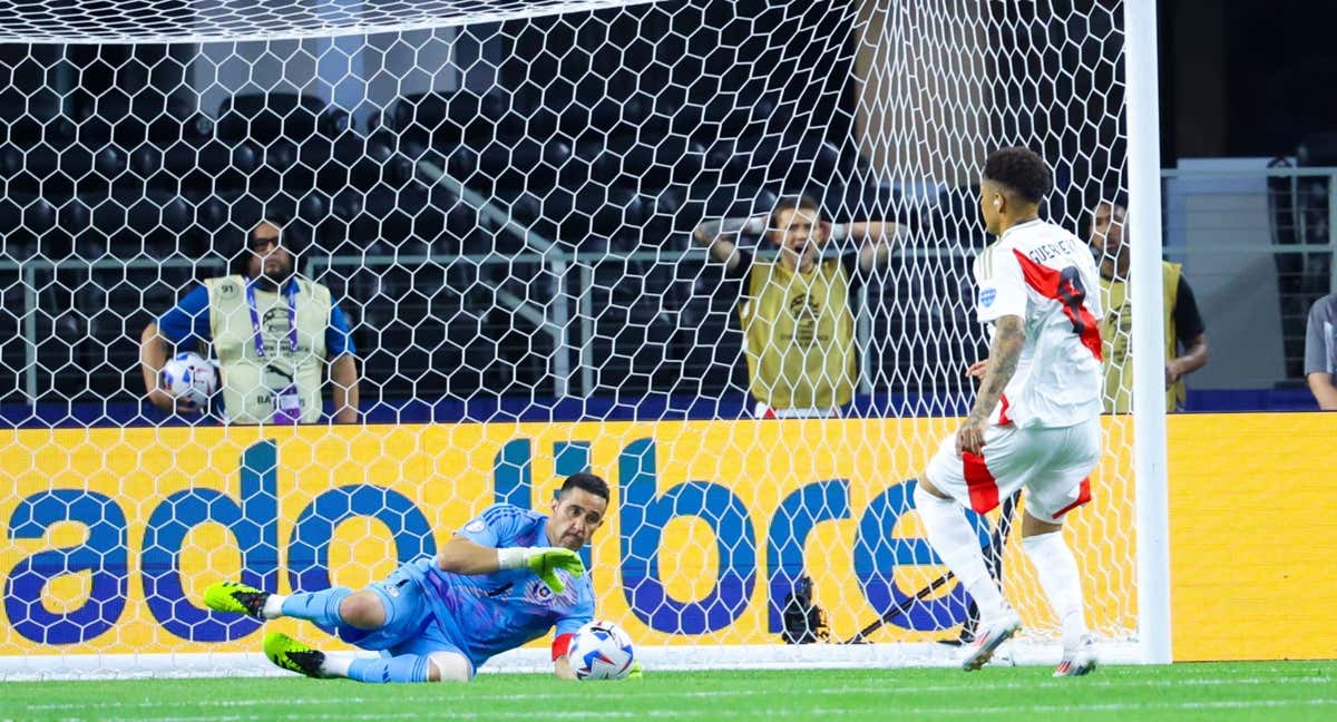 Claudio Bravo y Paolo Guerrero en acción./Efe