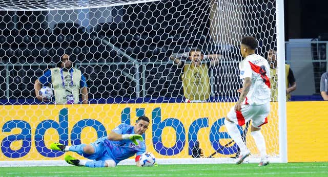 Chile y Perú empatan a nada y dejan sin fiesta a Claudio Bravo y Paolo Guerrero