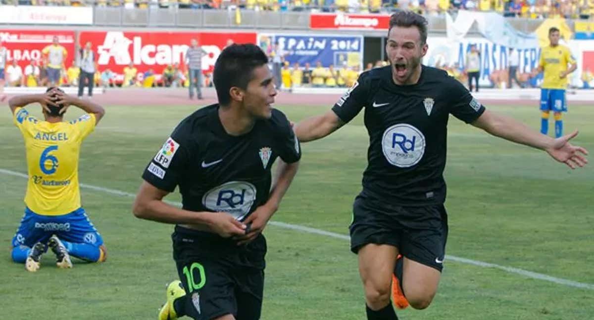 Los jugadores del Córdoba celebran el gol del ascenso en Las Palmas ante el lamento de Ángel López. /MADERO CUBERO