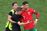 El acoso de 'selfies' a Cristiano Ronaldo llega al césped y pone en jaque a la seguridad de la Eurocopa: «Es el precio a pagar por tenerle»
