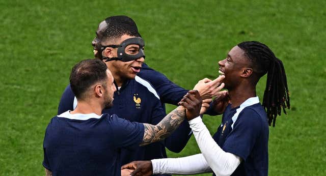 Mbappé está para jugar: horas después de ser suplente estrena la máscara con un doblete