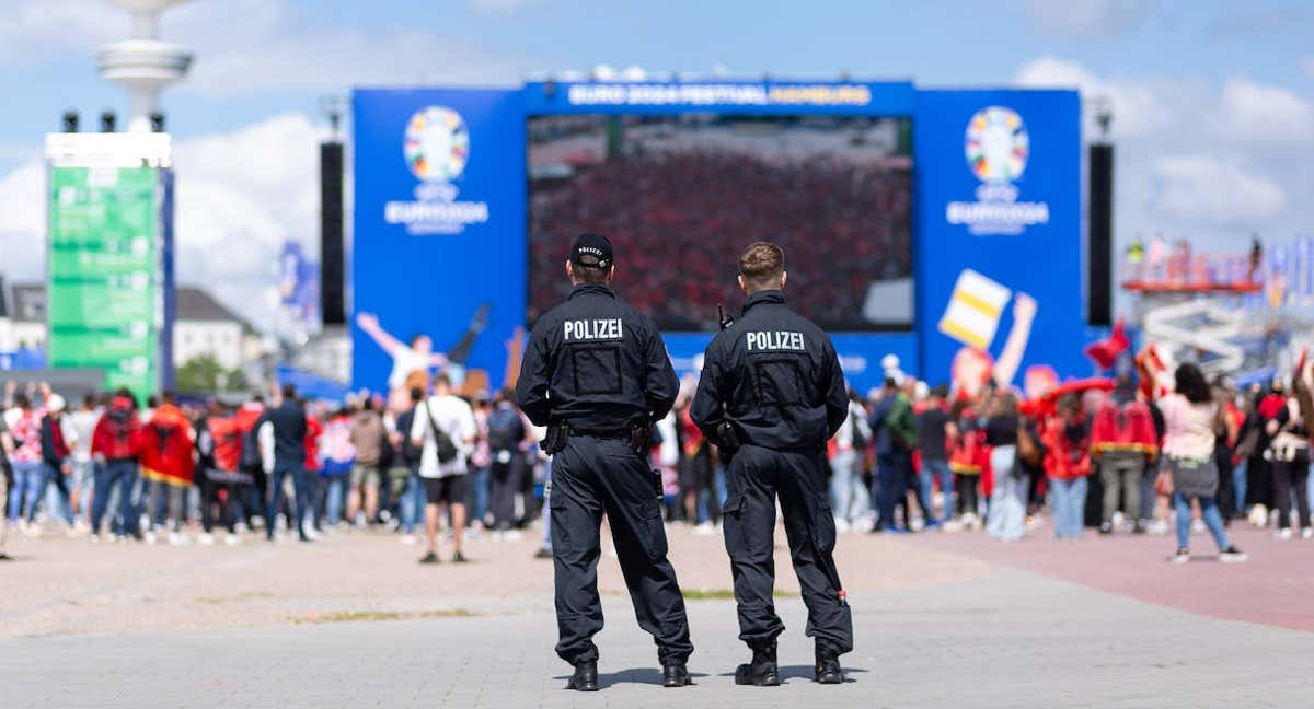 La policía alemana vigila una fan zone en la Eurocopa. /Getty