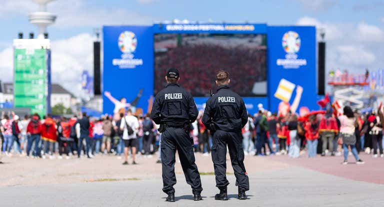 La policía alemana vigila una fan zone en la Eurocopa.
