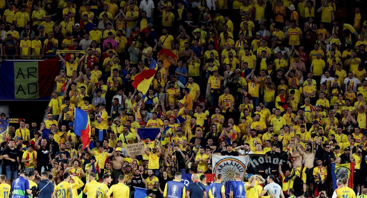 Los jugadores rumanos agradecen a su afición.