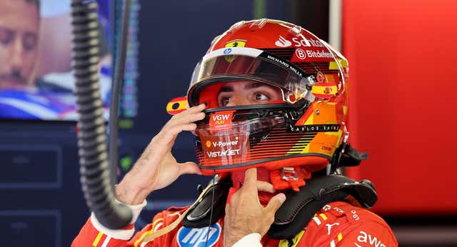 Los codazos de Carlos Sainz en Montmeló explican su día a día: “No sé por qué no seguimos las normas…”