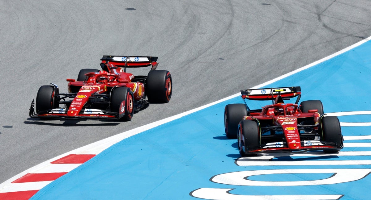 Leclerc y Sainz, yéndose fuera en la curva 1.