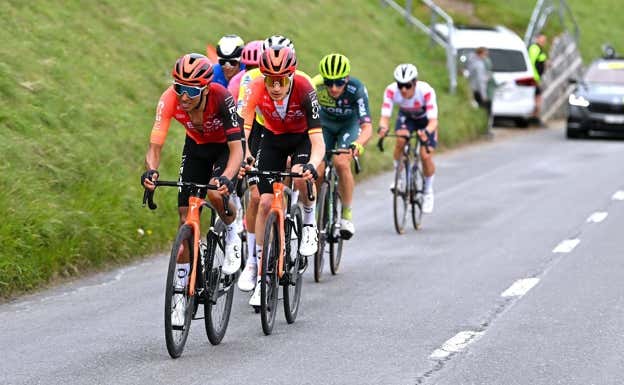Egan Bernal tira de Carlos Rodríguez durante el pasado Tour de Romandía.  @GETTYSPORT