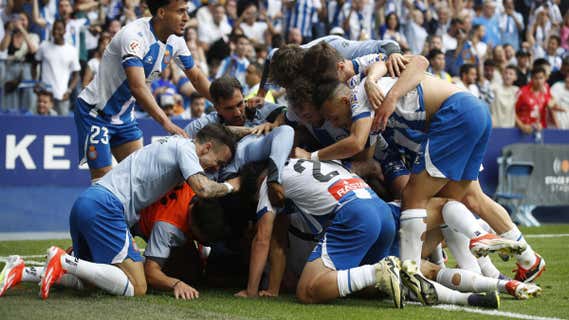 Piña de los jugadores del Espanyol tras el segundo gol de Puado. /EFE