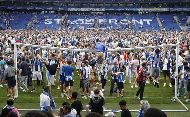 Aficionados del Espanyol celebran el ascenso. EFE