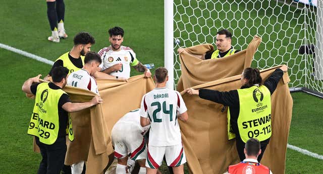El susto de la Eurocopa: Varga sufrió un espeluznante choque, salió evacuado en camilla y está estable en el hospital