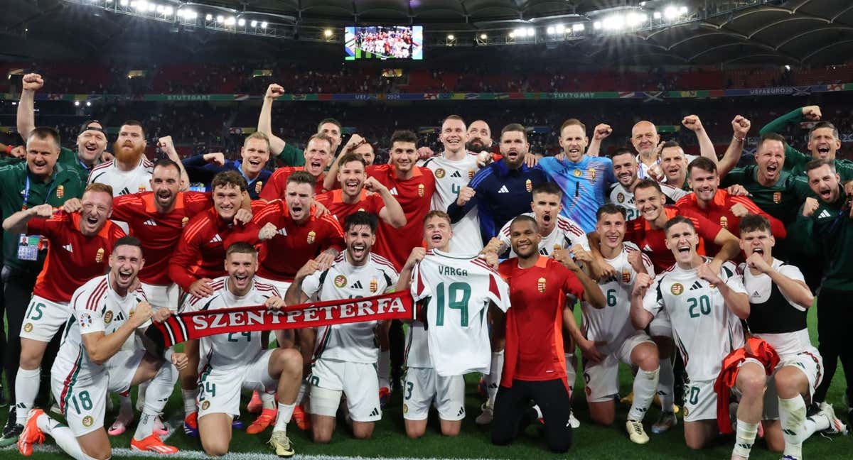 Los jugadores de Hungría posan con la camiseta de Varga después de vencer a Escocia.