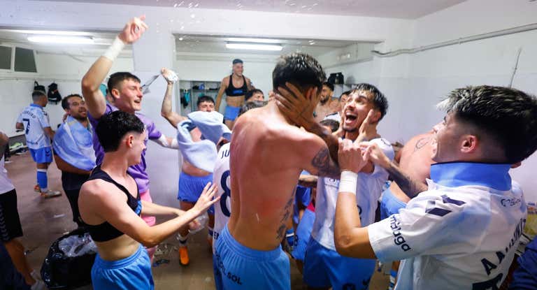 Los jugadores del Málaga celebran el ascenso a Segunda.