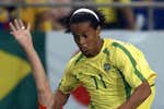Ronaldinho protagoniza la campaña publicitaria más desafortunada del mundo: «Corrió a llamar a los jugadores para disculparse»