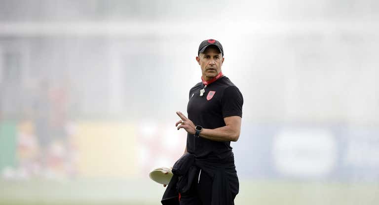 Sylvinho, en un entrenamiento con Albania.