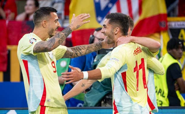 Joselu felicita a Ferran en la celebración del gol de España.  GETTY