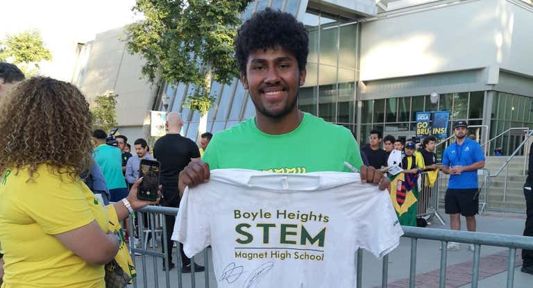 Un aficionado con la camiseta firmada por las estrellas de Brasil.
