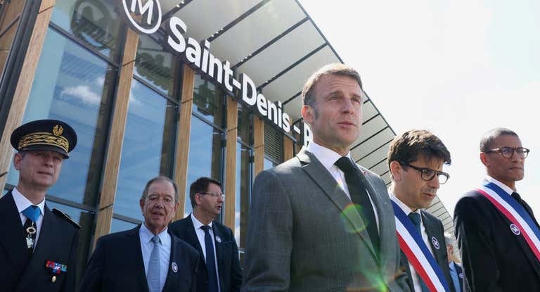 Macron inaugurando una nueva línea de metro para los JJOO.