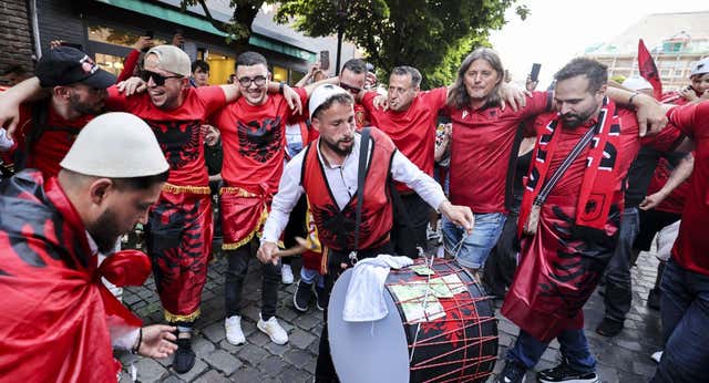 La locura albana: cuando un mexicano va a Dusseldorf en su luna de miel para verles
