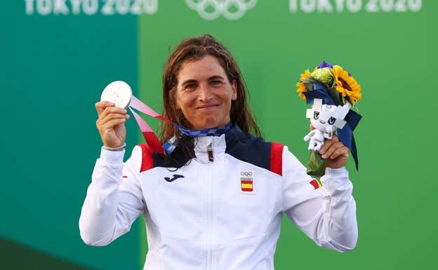 Maialen Chourraut muestra orgullosa la medalla de plata conseguida en Tokio.  Reuters