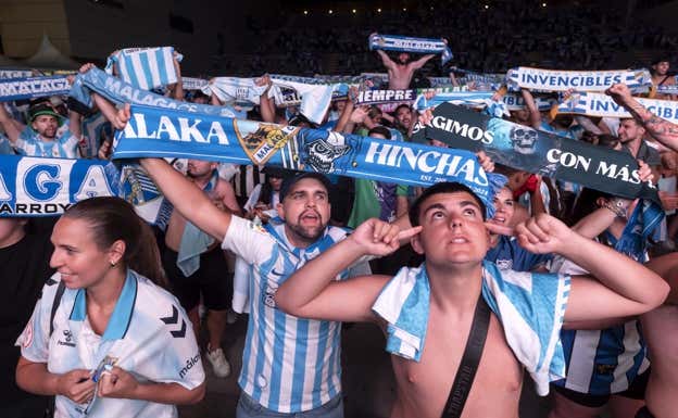 La afición del Málaga celebra el ascenso. EFE