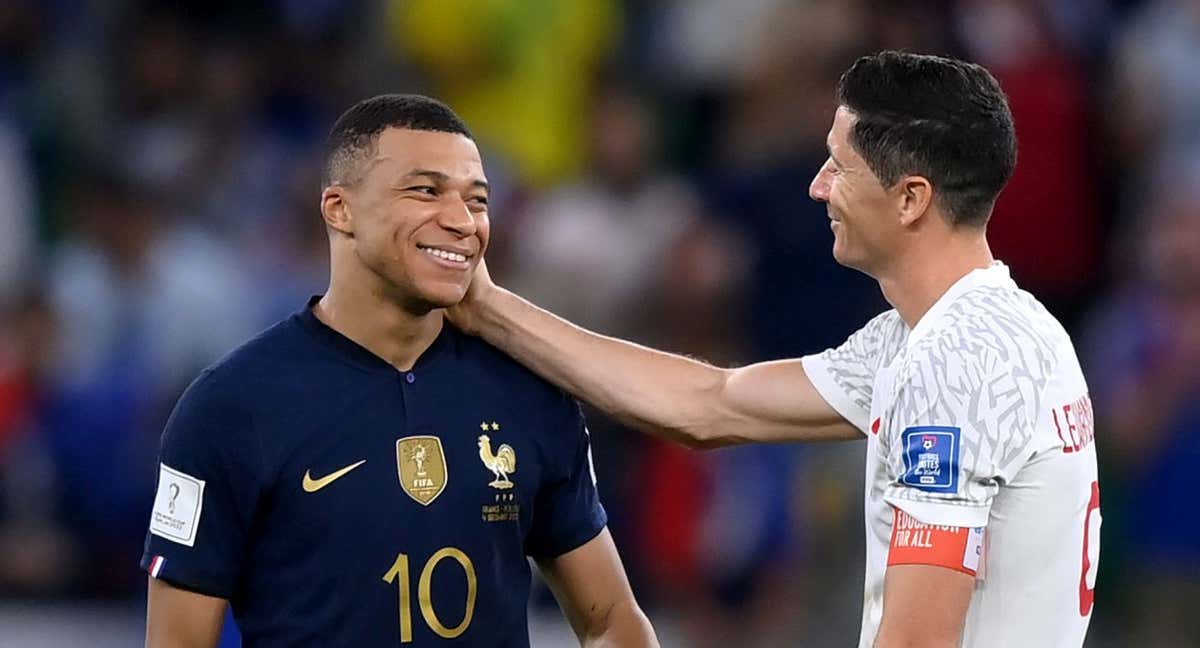 Mbappé y Lewandowski, durante un Francia - Polonia. /GETTY